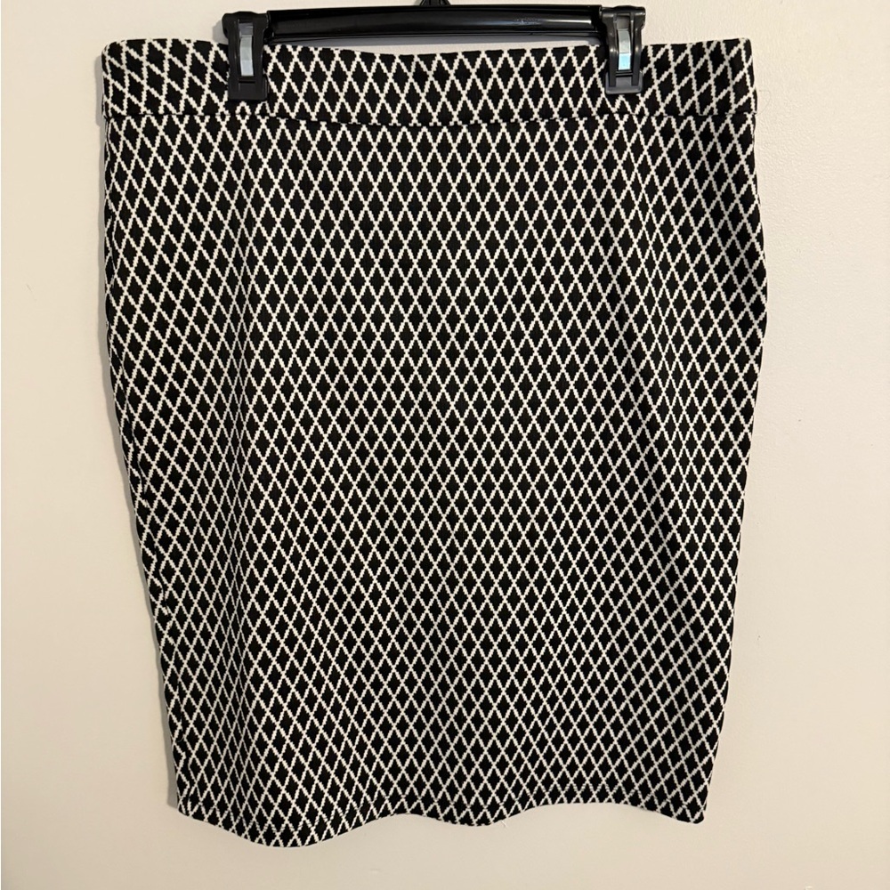 Soho Apparel Black and White Geometric Pencil Skirt